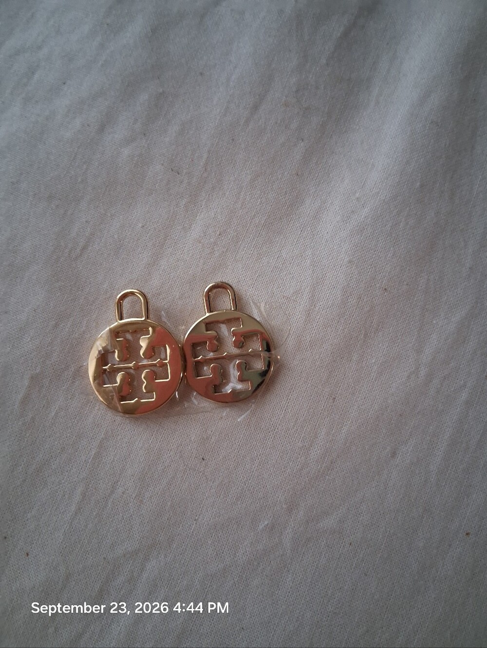 Tory Burch Cotton Dust Bag Set in Cream with Blue Trim & Set Of Gold Charms